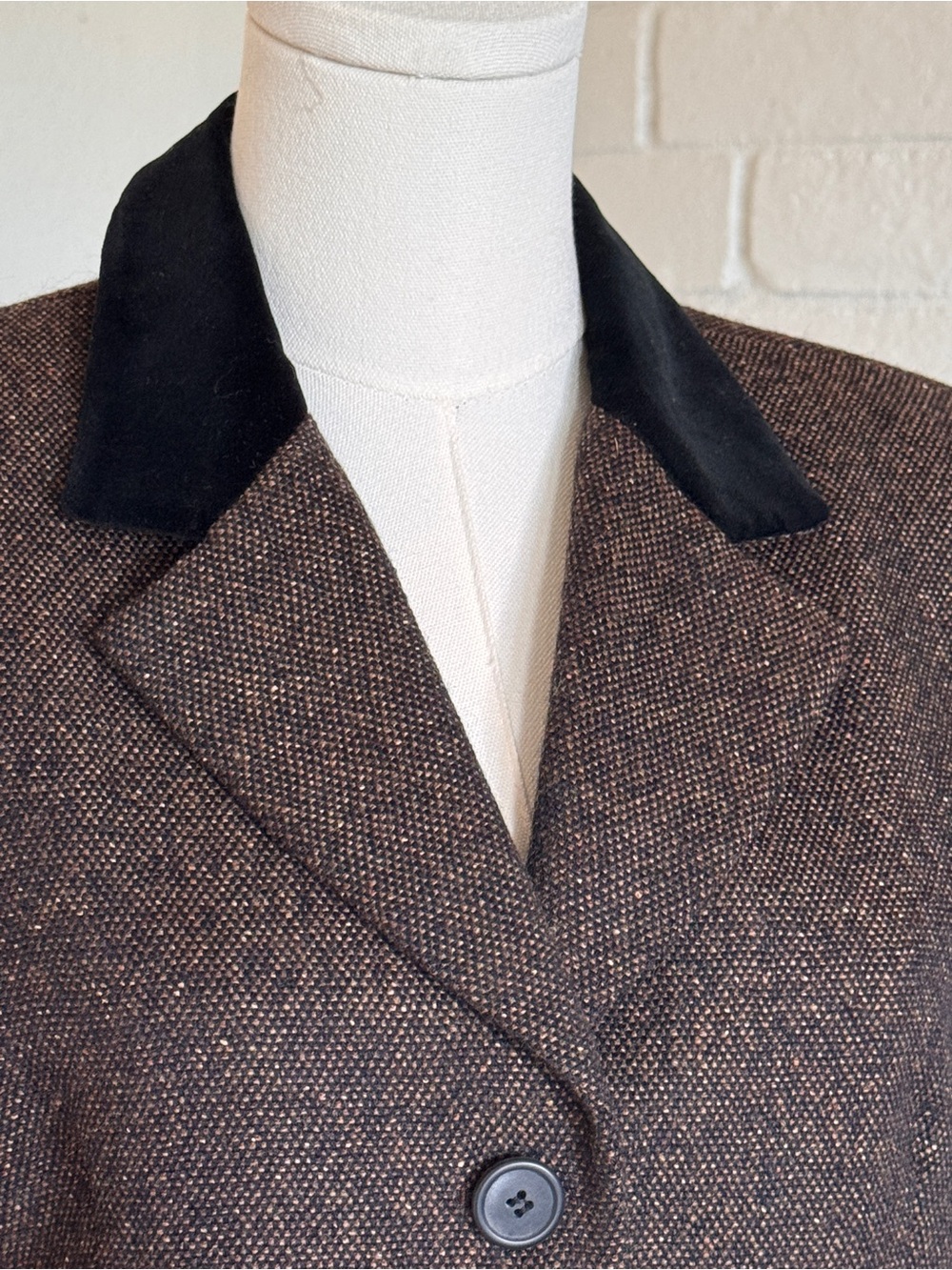 Jones New York Brown Blazer with Black Velvet Collar - Picture 3 of 9